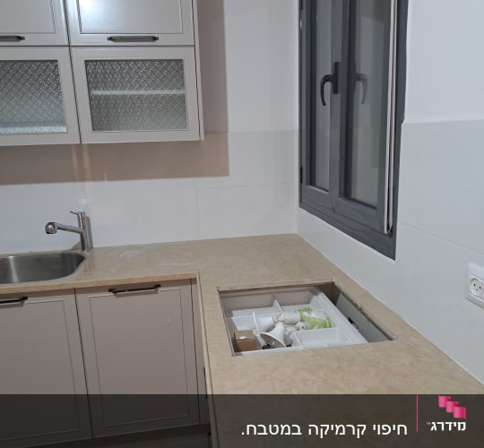מטבח בשיפוץ עם כיור וברז מותקנים